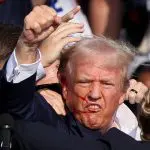 Trump com punho cerrado depois de ser alvo de atentado
