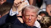 Trump com punho cerrado depois de ser alvo de atentado