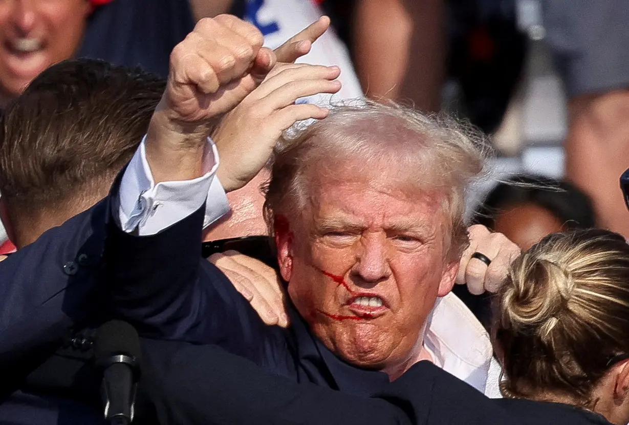 Trump com punho cerrado depois de ser alvo de atentado