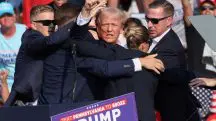 Ex-presidente Donald Trump foi vítima de atentado nesta sábado, 13 | Foto: REUTERS/Brendan McDermid