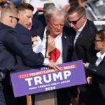 Donald Trump, candidato presidencial republicano e ex-presidente dos EUA, é auxiliado por pessoal de segurança depois de tiroteio durante um comício de campanha no Butler, Pensilvânia, EUA — 13/7/2024 | Foto: Brendan McDermid/Reuters