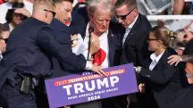 Donald Trump, candidato presidencial republicano e ex-presidente dos EUA, é auxiliado por pessoal de segurança depois de tiroteio durante um comício de campanha no Butler, Pensilvânia, EUA — 13/7/2024 | Foto: Brendan McDermid/Reuters