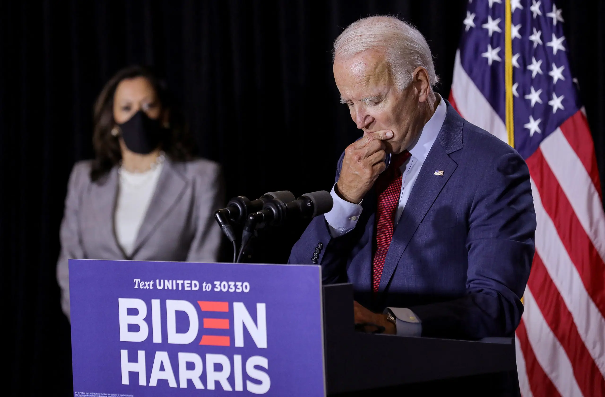 Joe Biden discursa durante comício em Wilmington, Delaware; ao fundo, está sua vice, Kamala Harris - 13/8/2020 | Foto: REUTERS/Carlos Barria/File Photo