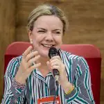 Gleisi Hoffmann, presidente do PT, sorri durante discurso