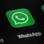 Tela de celular com o app do WhatsApp