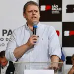 O governador de São Paulo, Tarcísio de Freitas, anuncia revogação de contrato com CCR