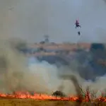 Bombeiros do Distrito Federal combatem incêndio no Cerrado da Área de Proteção Ambiental (APA) do Planalto Central, vizinha ao Parque Nacional de Brasília (DF), localizada a cerca de 40km do Palácio do Planalto — 18/9/2020 | Foto: Ruy Baron/Ishoot/Agência Estado