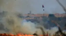 Bombeiros do Distrito Federal combatem incêndio no Cerrado da Área de Proteção Ambiental (APA) do Planalto Central, vizinha ao Parque Nacional de Brasília (DF), localizada a cerca de 40km do Palácio do Planalto — 18/9/2020 | Foto: Ruy Baron/Ishoot/Agência Estado