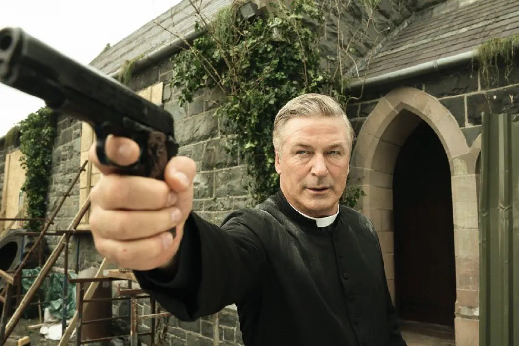 As imagens mostram que Alec Baldwin recebeu o revólver de Hannah Gutierrez-Reed, responsável pela manutenção das armas; ela teria carregado acidentalmente com munição real