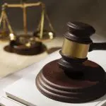 Os ex-executivos da Americanas são acusados de cometer insider trading — prática que envolve o uso de informações privilegiadas para obter vantagens no mercado financeiro