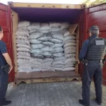 Agentes da Receita Federal durante apreensão de cocaína