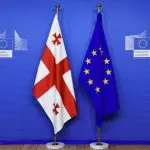 Bandeira da União Europeia ao lado da bandeira da Geórgia