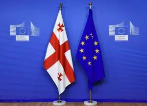 Bandeira da União Europeia ao lado da bandeira da Geórgia