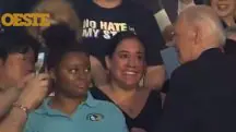 A jovem negra tentou trocar algumas palavras com Joe Biden, mas ele preferiu evitá-la