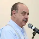 O prefeito de Belo Horizonte, Fuad Noman, veste camisa social branca curta enquanto fala no microfone