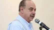 O prefeito de Belo Horizonte, Fuad Noman, veste camisa social branca curta enquanto fala no microfone