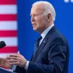 Presidente Biden veste terno durante discurso