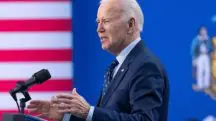 Presidente Biden veste terno durante discurso