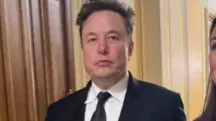 Elon Musk veste terno druante passagem no Captólio para acompanhar discurso de primeiro-ministro de Israel