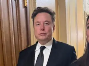 Elon Musk veste terno druante passagem no Captólio para acompanhar discurso de primeiro-ministro de Israel