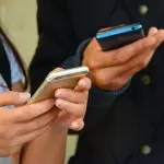 Amazon e Mercado Livre permitem venda de celulares falsos