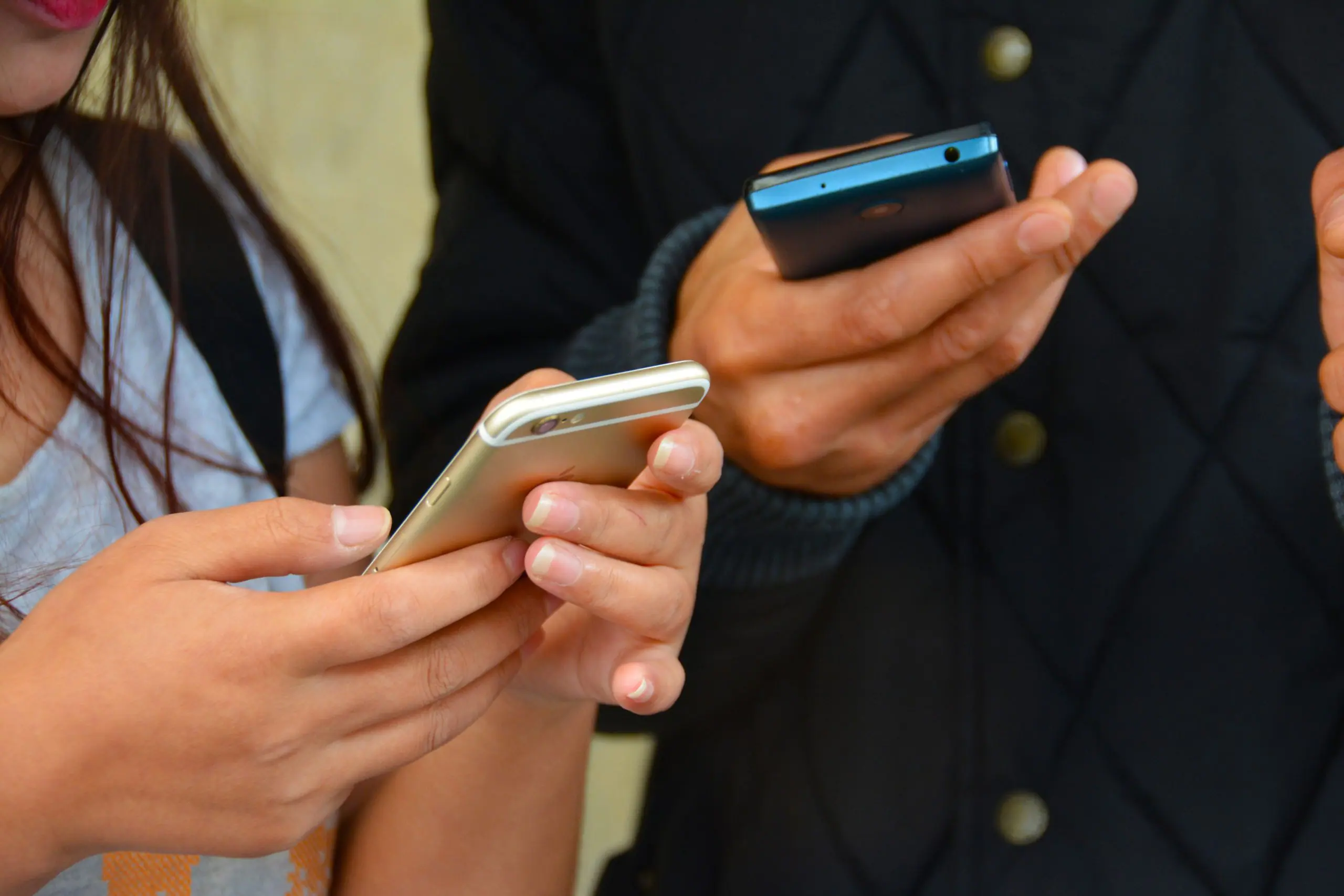 Amazon e Mercado Livre permitem venda de celulares falsos