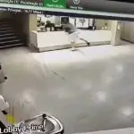 Imagem de segurança do procurador tentando agredir funcionária de cinema
