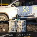 O homem que transportava a pasta base de cocaína fugiu; a polícia não o encontrou, mesmo com a ajuda de um helicóptero