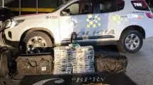O homem que transportava a pasta base de cocaína fugiu; a polícia não o encontrou, mesmo com a ajuda de um helicóptero
