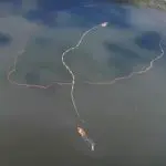A cratera foi aberta no Canal de Piaçaguera, em Cubatão (SP), para despejo de sedimentos | Foto: Reprodução/Youtube