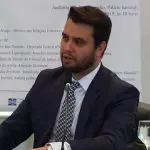 A viagem que não ocorreu é o argumento usado por Alexandre de Moraes para manter Filipe Martins na prisão | Foto: Divulgação/Divulgação/Fundação Alexandre Gusmão