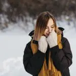 Mulher com frio na neve