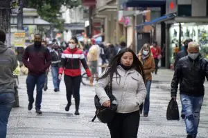Frente fria atinge a cidade de São Paulo