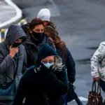 Pessoas se protegem do frio em Porto Alegre