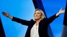 Marina Le Pen usa balzer preto e blusa branca