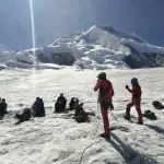 Montanhistas em meio à neve