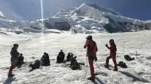 Montanhistas em meio à neve