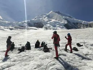 Montanhistas em meio à neve