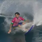 Gabriel Medina surfando uma onda