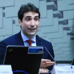 A indicação de Gabriel Galípolo ocorre no momento em que ele é o principal cotado para assumir a vaga de Campos Neto no futuro