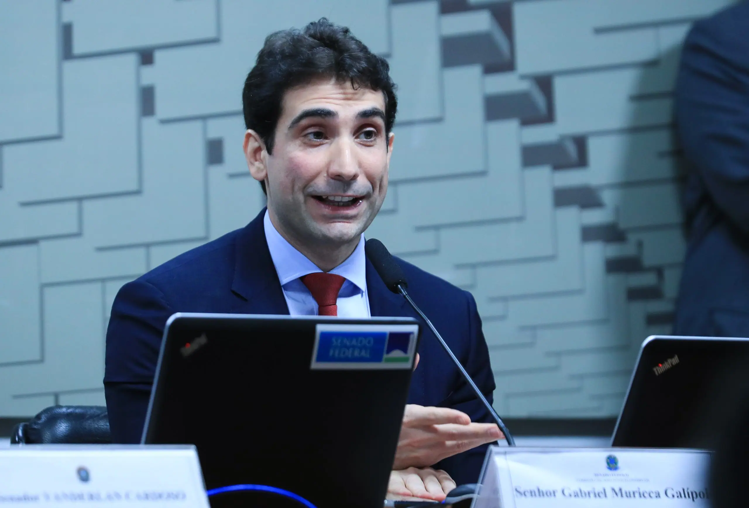 A indicação de Gabriel Galípolo ocorre no momento em que ele é o principal cotado para assumir a vaga de Campos Neto no futuro