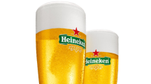 Imagem de dois copos da Heineken