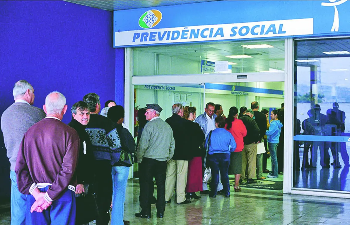Aposentados fazem empréstimo consignado pelo INSS