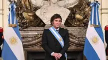 Javier Milei, presidente da Argentina, ao lado de bandeiras do país