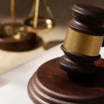 Martelo e balança da Justiça, em alusão à matéria da ação do 8 de janeiro; esquema