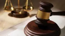 Martelo e balança da Justiça, em alusão à matéria da ação do 8 de janeiro; esquema