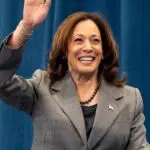 Kamala Harris de terno cinza