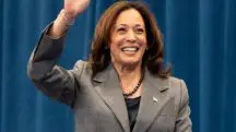Kamala Harris de terno cinza