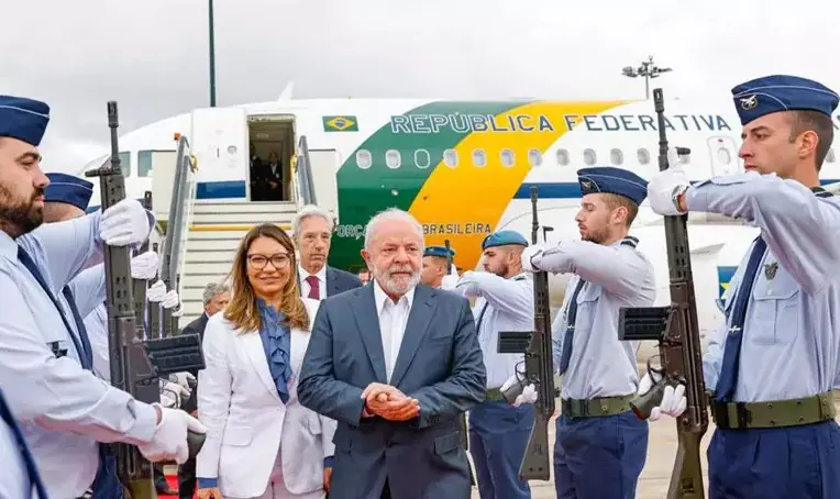 Em 2023, no primeiro ano do terceiro mandato de Lula, os gastos do governo federal com viagens alcançaram um recorde histórico — ultrapassaram os R$2,3 bilhões