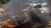 Os militantes do MST colocaram fogo em pneus para impedir a passagem da comitiva de Bolsonaro